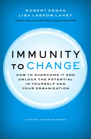 L’immunité au changement est un mécanisme extrêmement puissant et intelligent, développé inconsciemment, pour nous protéger du danger d’un changement dans nos habitudes, dans nos modes de pensée, par une sortie de notre zone de confort. La construction d'une « carte d'immunité », proposée par Robert Kegan et Lisa Lahey, permet d’identifier et de déverrouiller ce mécanisme. 